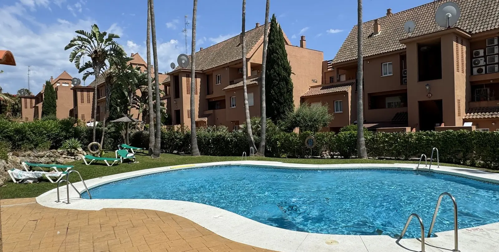 Продажа апартаментов на среднем этаже в Casares Playa 49
