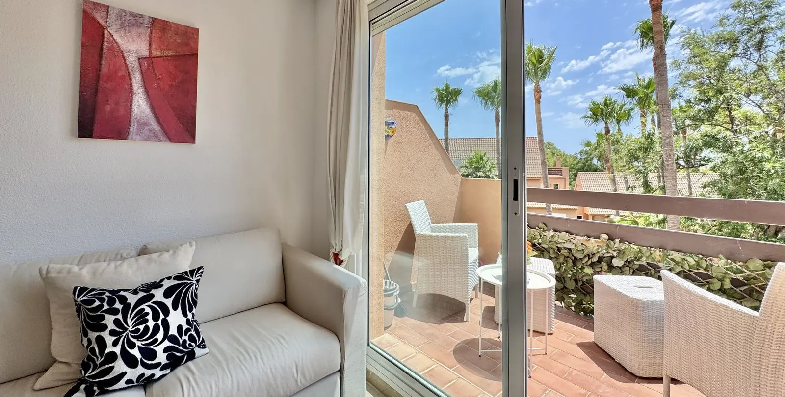Продажа апартаментов на среднем этаже в Casares Playa 51