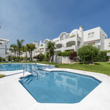 Sale of middle floor apartment in Estepona