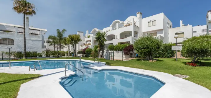 Sale of middle floor apartment in Estepona 0