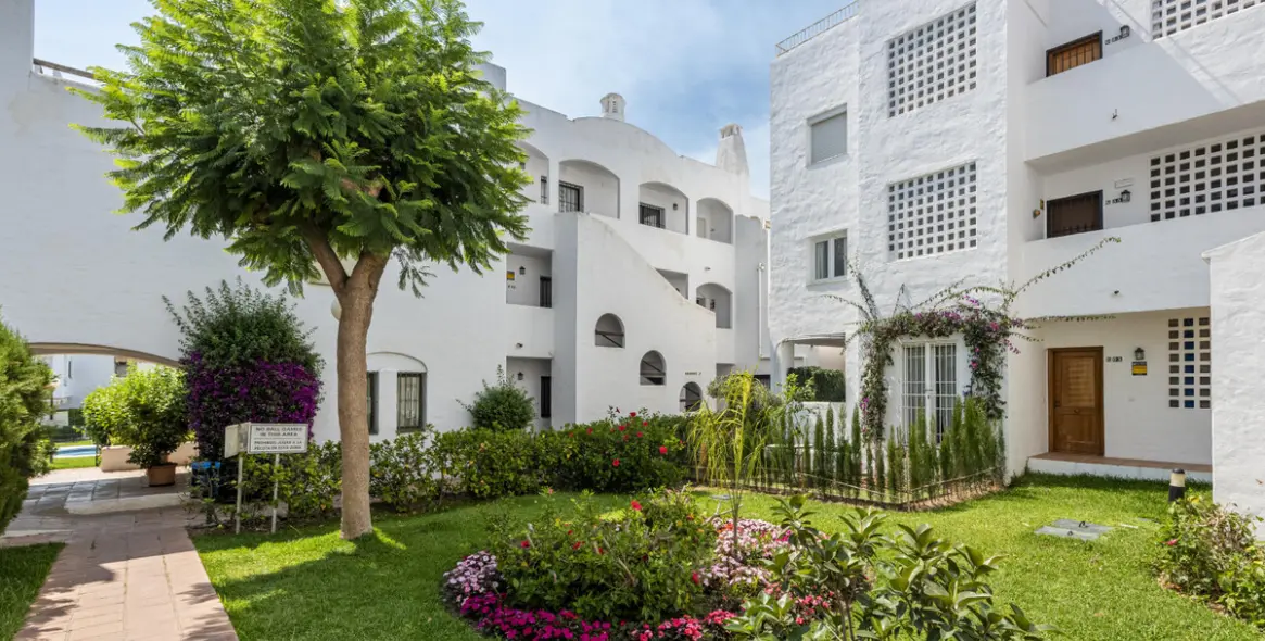 Sale of middle floor apartment in Estepona 2