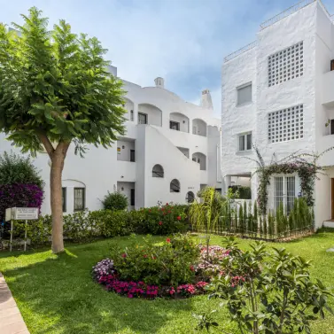 Sale of middle floor apartment in Estepona