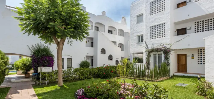 Sale of middle floor apartment in Estepona 1
