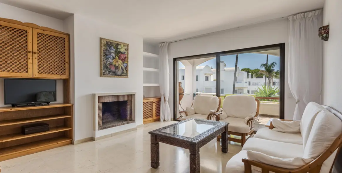 Sale of middle floor apartment in Estepona 4