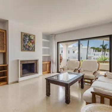 Sale of middle floor apartment in Estepona
