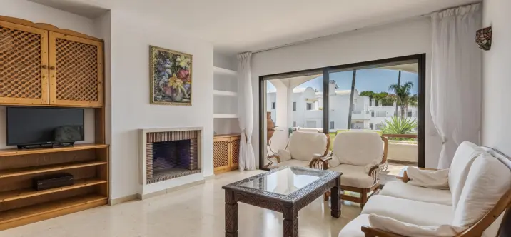 Sale of middle floor apartment in Estepona 3