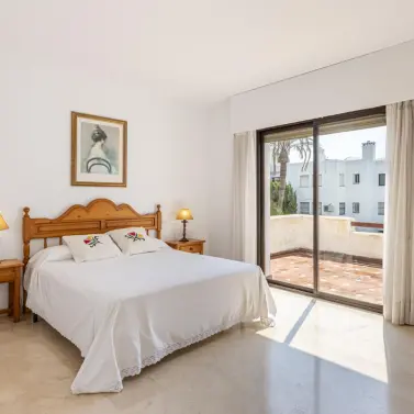 Sale of middle floor apartment in Estepona