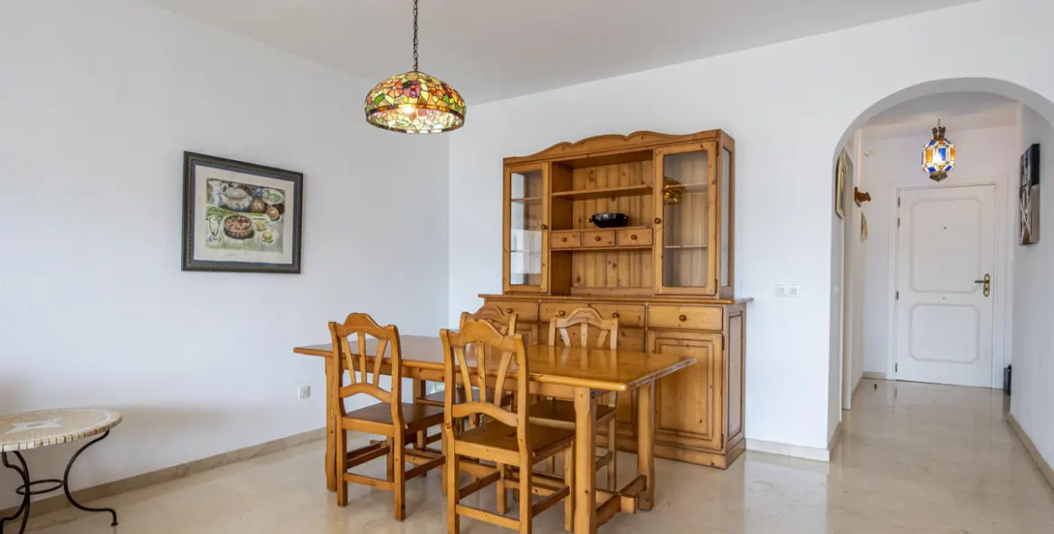 Sale of middle floor apartment in Estepona 10