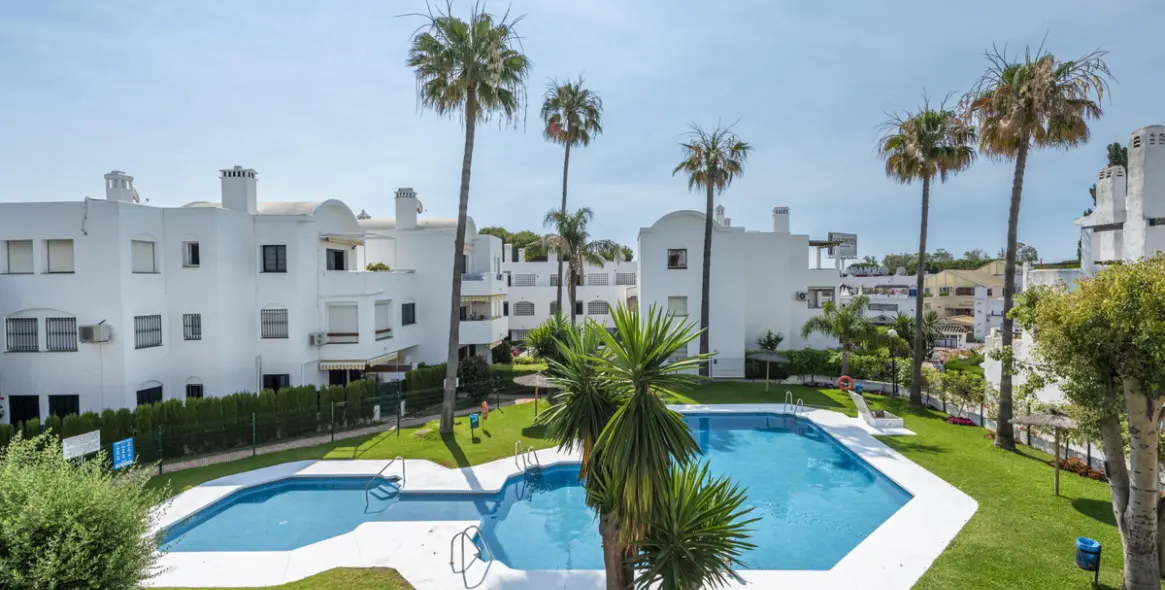 Sale of middle floor apartment in Estepona 16