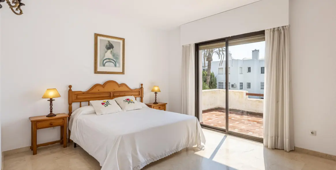 Sale of middle floor apartment in Estepona 17