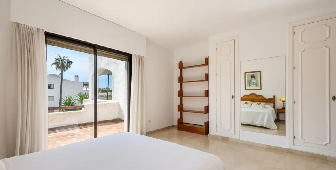 Sale of middle floor apartment in Estepona 18