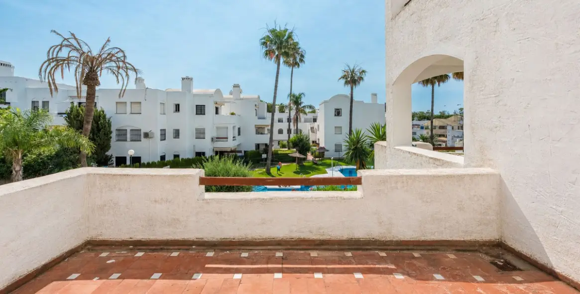 Sale of middle floor apartment in Estepona 19