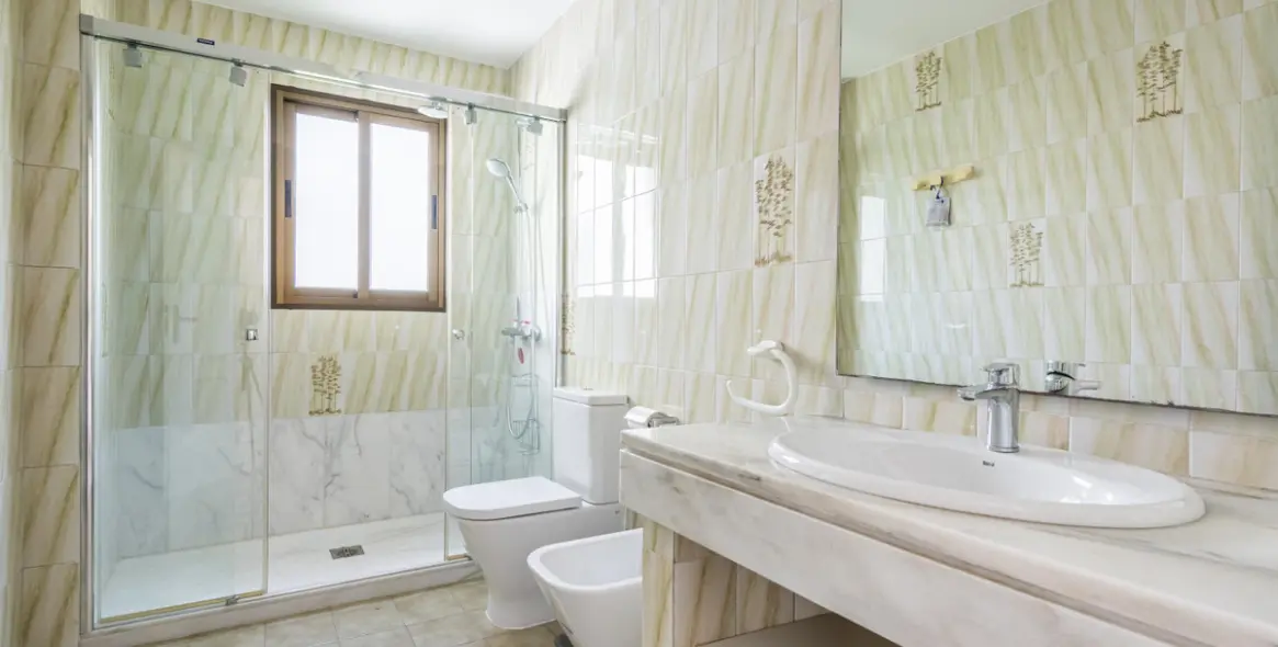 Sale of middle floor apartment in Estepona 20