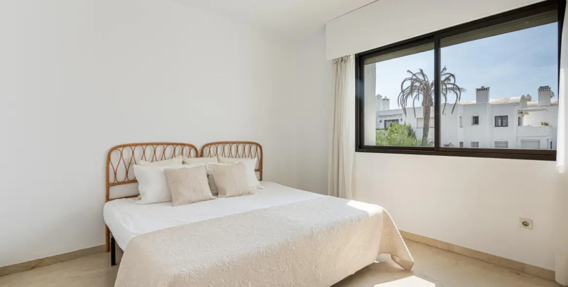 Sale of middle floor apartment in Estepona 21