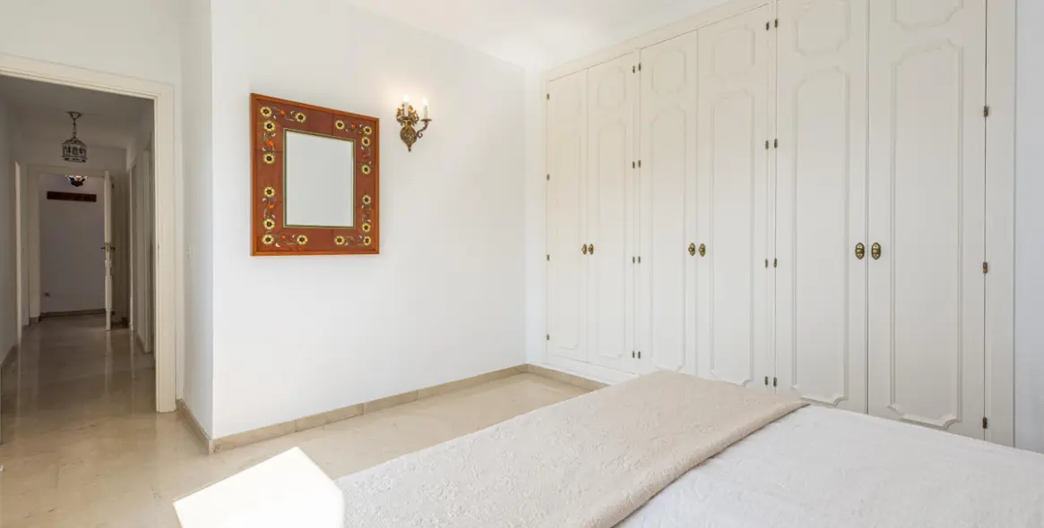 Sale of middle floor apartment in Estepona 22
