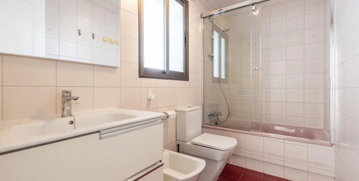 Sale of middle floor apartment in Estepona 23