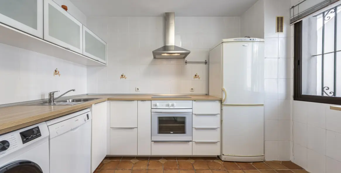 Sale of middle floor apartment in Estepona 25