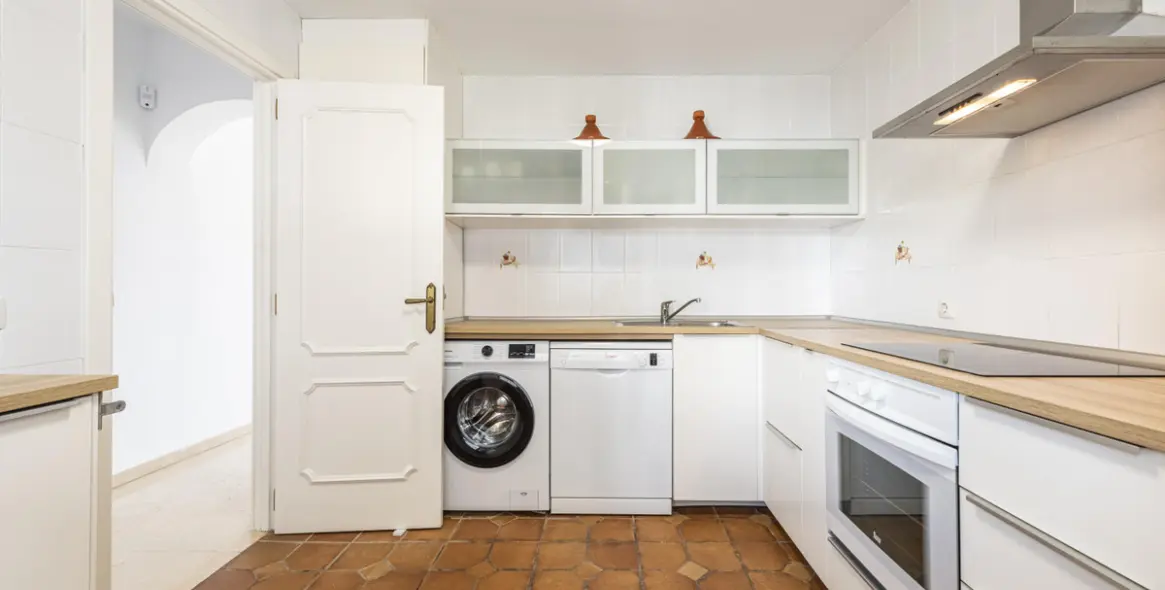 Sale of middle floor apartment in Estepona 26