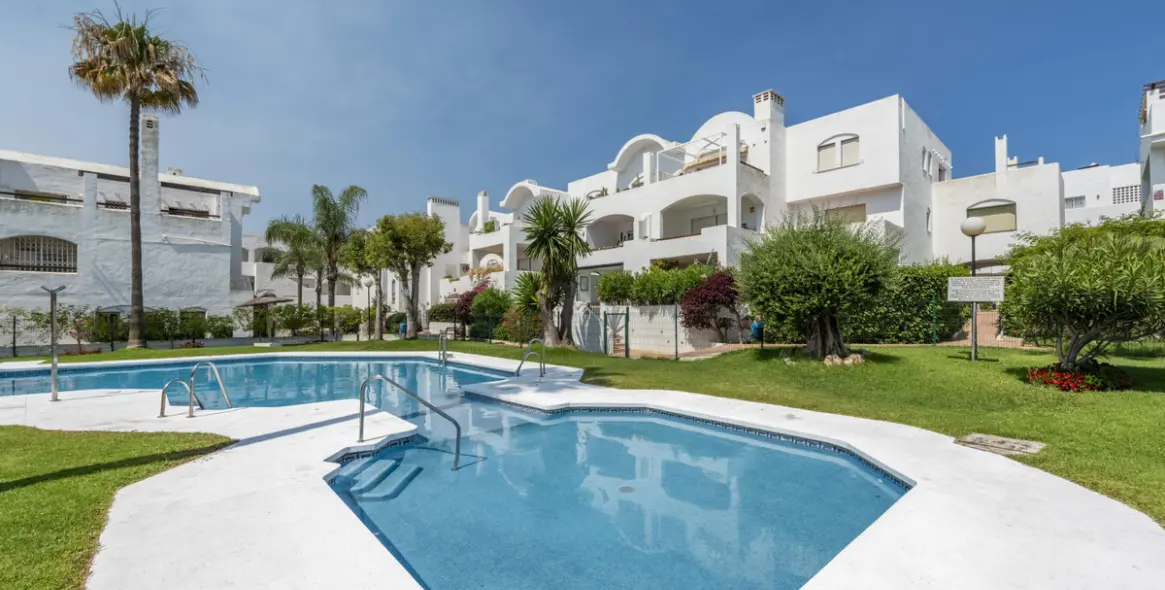 Sale of middle floor apartment in Estepona 28