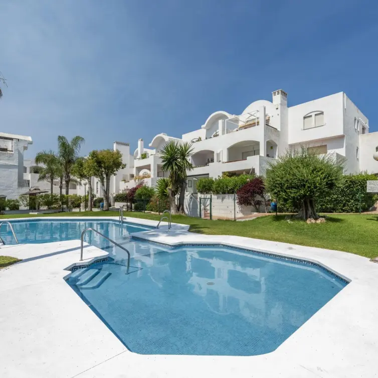 Sale of middle floor apartment in Estepona