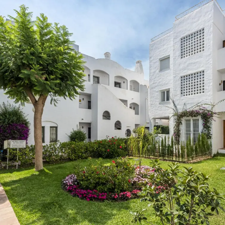 Sale of middle floor apartment in Estepona