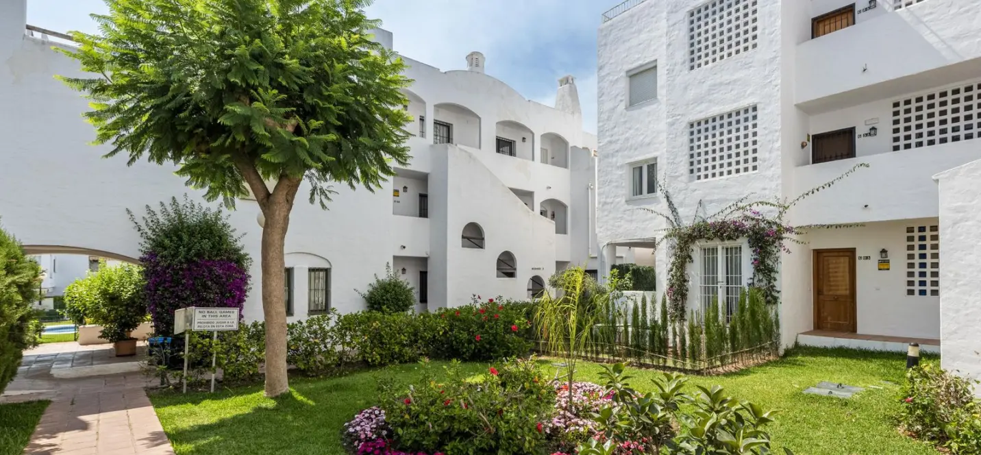 Sale of middle floor apartment in Estepona 1
