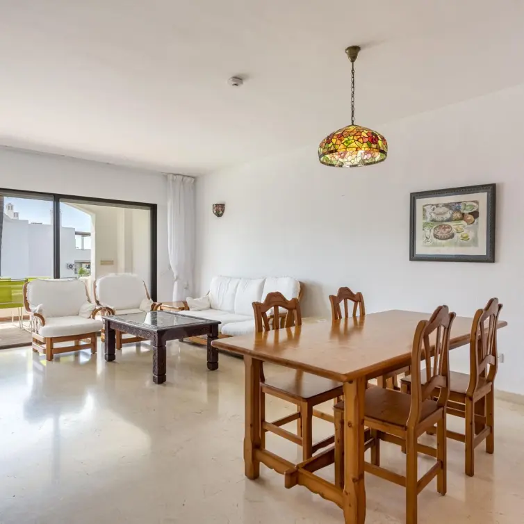 Sale of middle floor apartment in Estepona