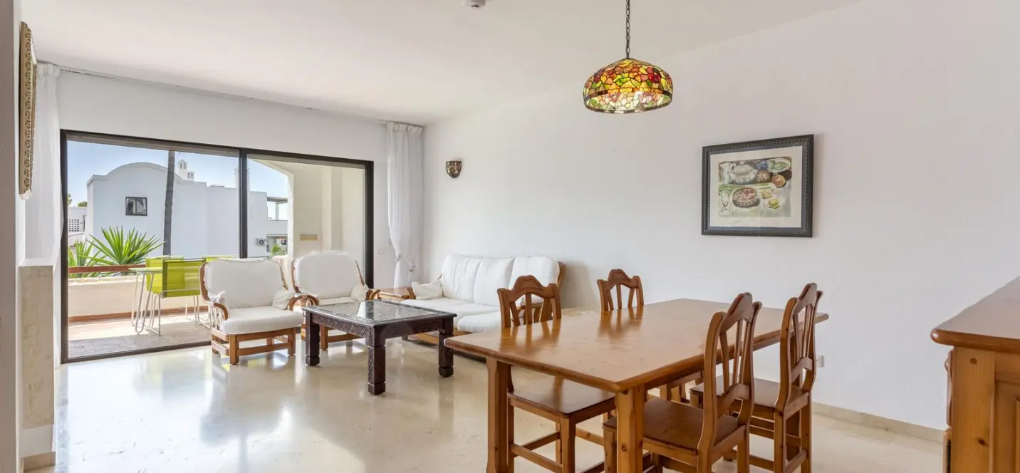 Sale of middle floor apartment in Estepona 2