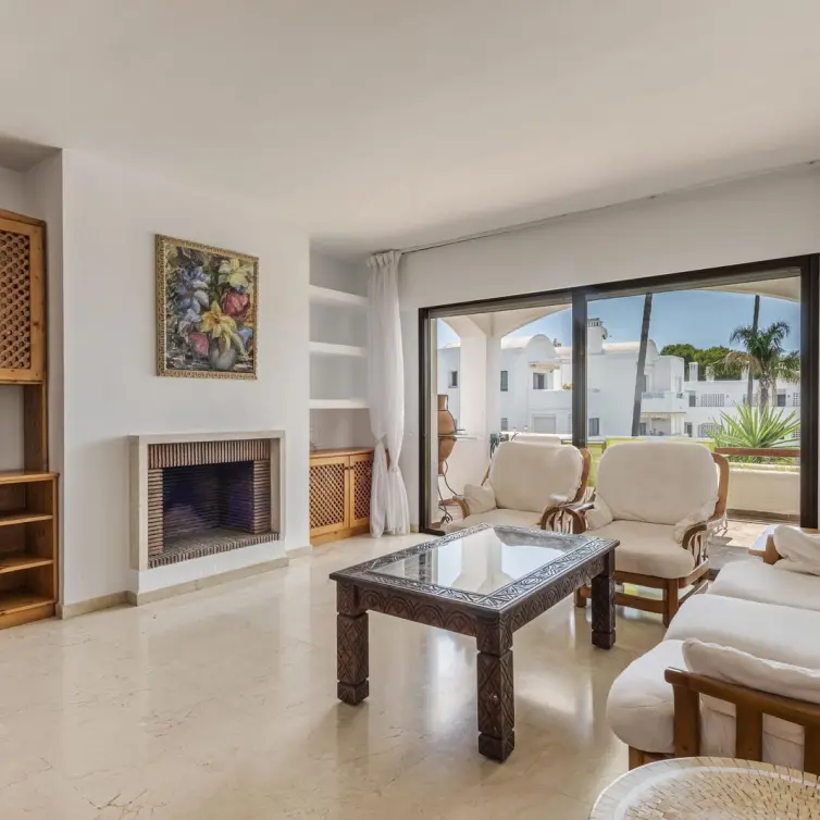 Sale of middle floor apartment in Estepona