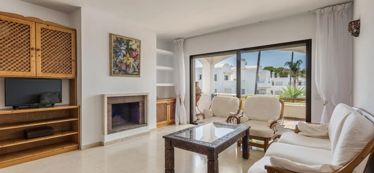 Sale of middle floor apartment in Estepona 3