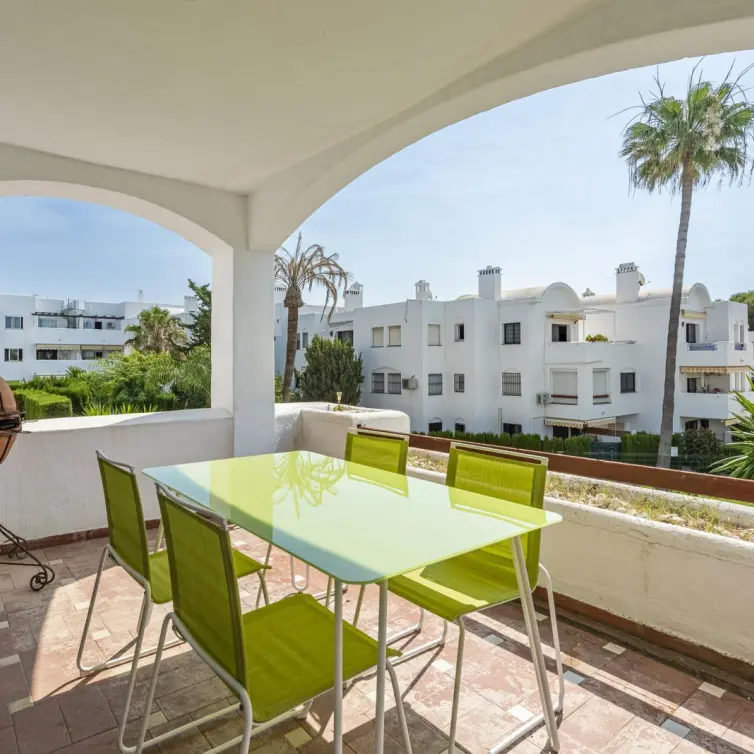 Sale of middle floor apartment in Estepona
