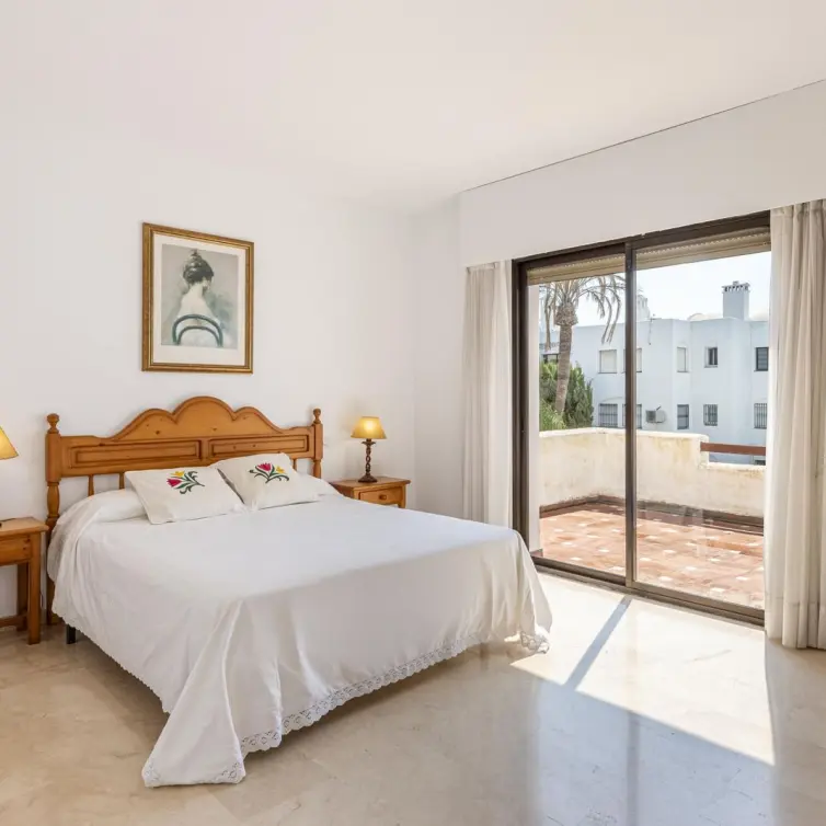 Sale of middle floor apartment in Estepona