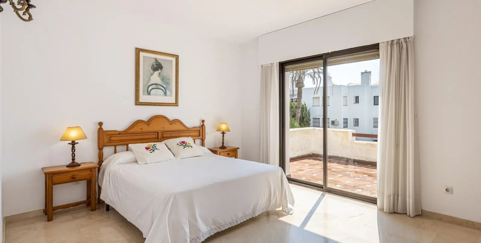 Sale of middle floor apartment in Estepona 17