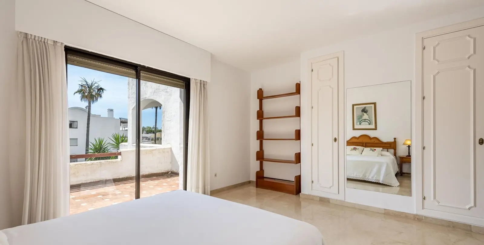 Sale of middle floor apartment in Estepona 18