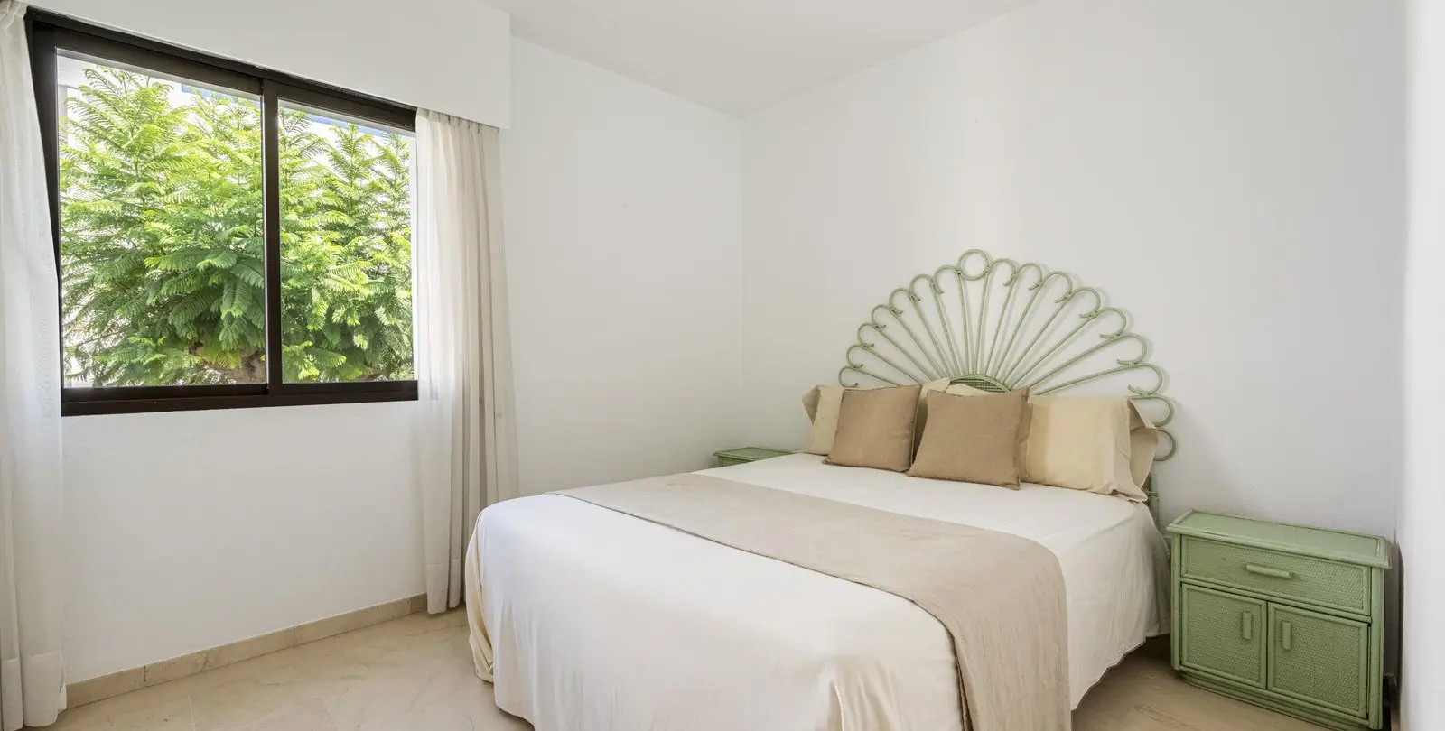 Sale of middle floor apartment in Estepona 24