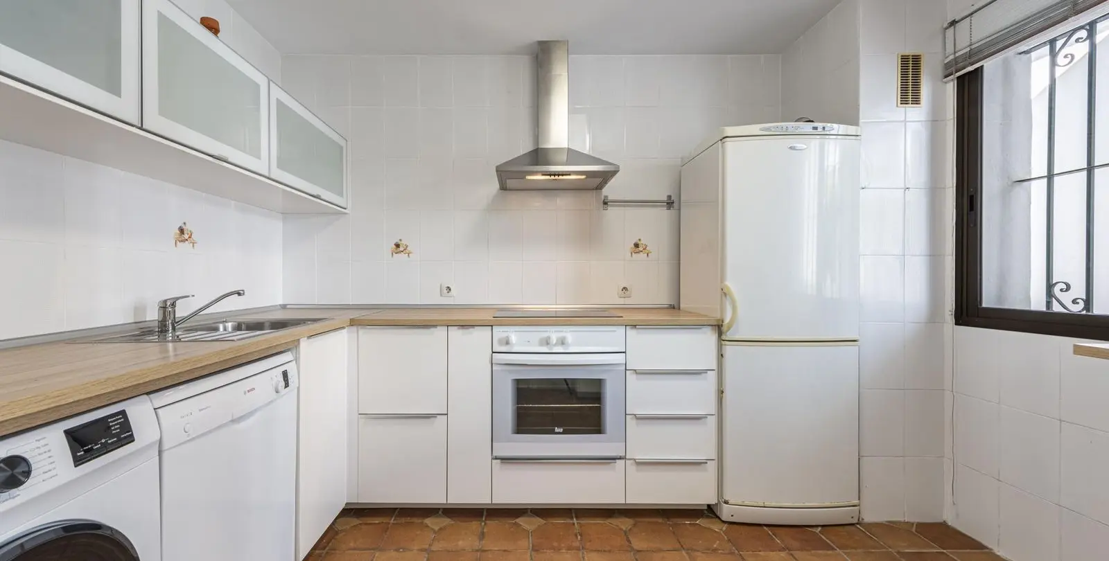 Sale of middle floor apartment in Estepona 25