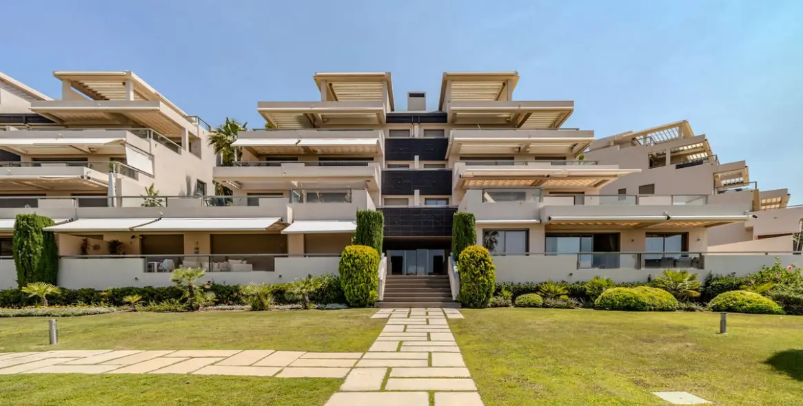 Sale of ground floor apartment in Benahavís 12