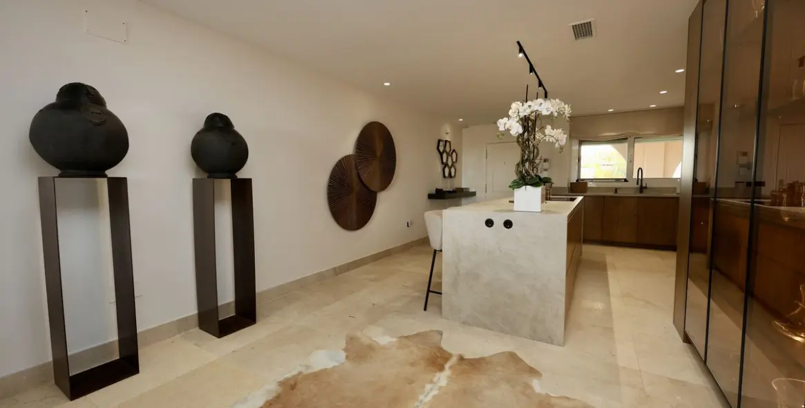 Sale of middle floor apartment in Nueva Andalucía 13