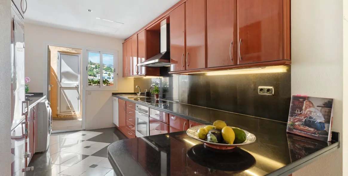 Sale of penthouse duplex in Nueva Andalucía 8