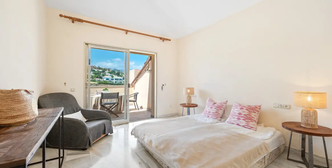 Sale of penthouse duplex in Nueva Andalucía 11