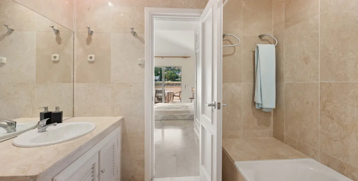 Sale of penthouse duplex in Nueva Andalucía 14