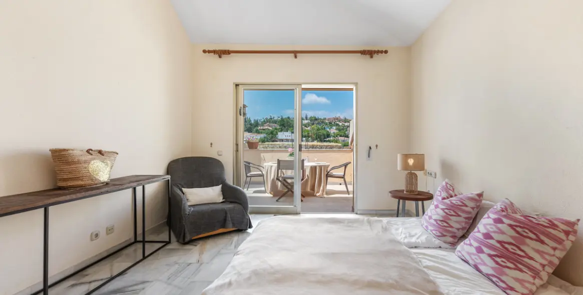 Sale of penthouse duplex in Nueva Andalucía 15