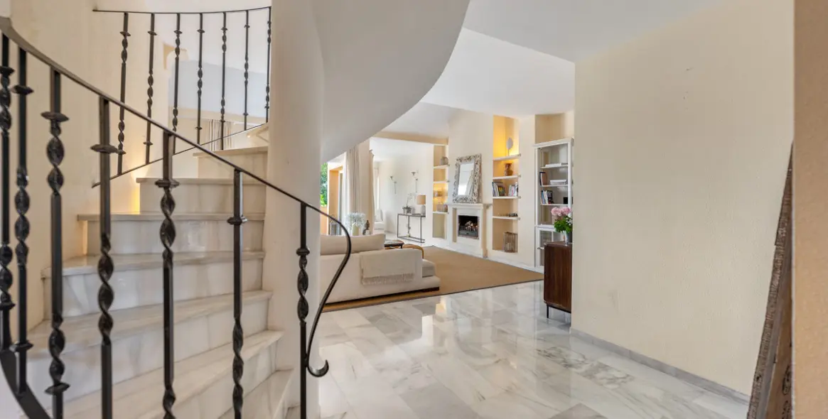 Sale of penthouse duplex in Nueva Andalucía 19