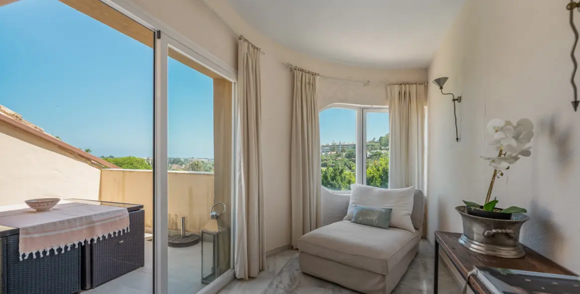 Sale of penthouse duplex in Nueva Andalucía 24