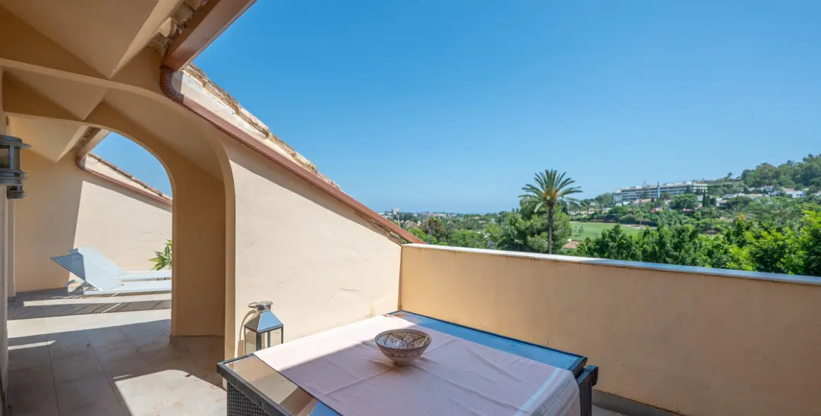 Sale of penthouse duplex in Nueva Andalucía 25