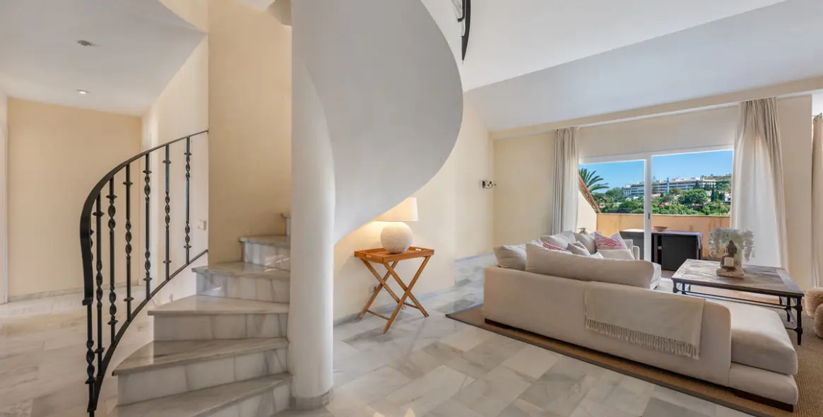 Sale of penthouse duplex in Nueva Andalucía 31
