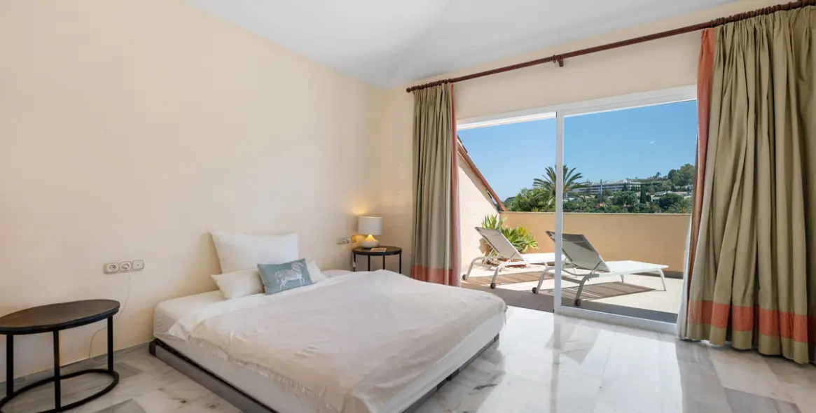 Sale of penthouse duplex in Nueva Andalucía 40
