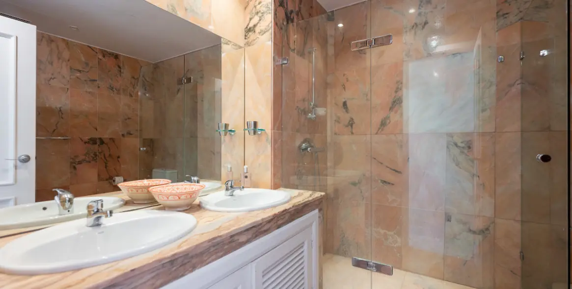 Sale of penthouse duplex in Nueva Andalucía 44