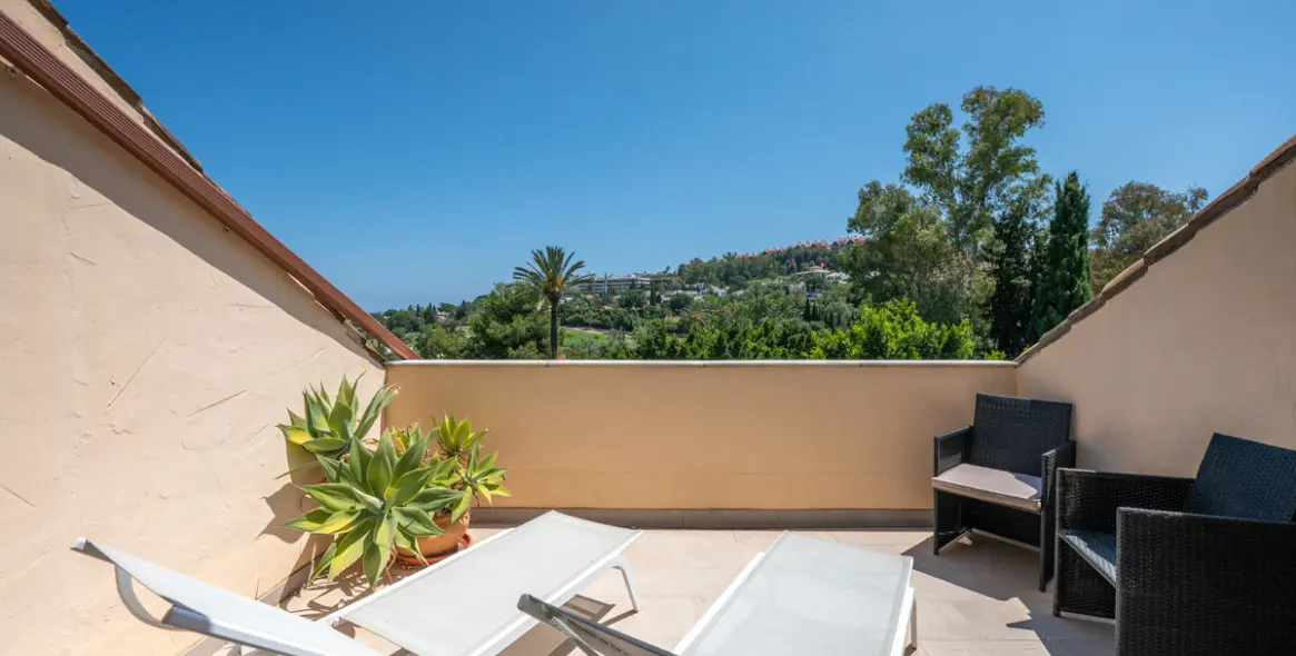 Sale of penthouse duplex in Nueva Andalucía 52