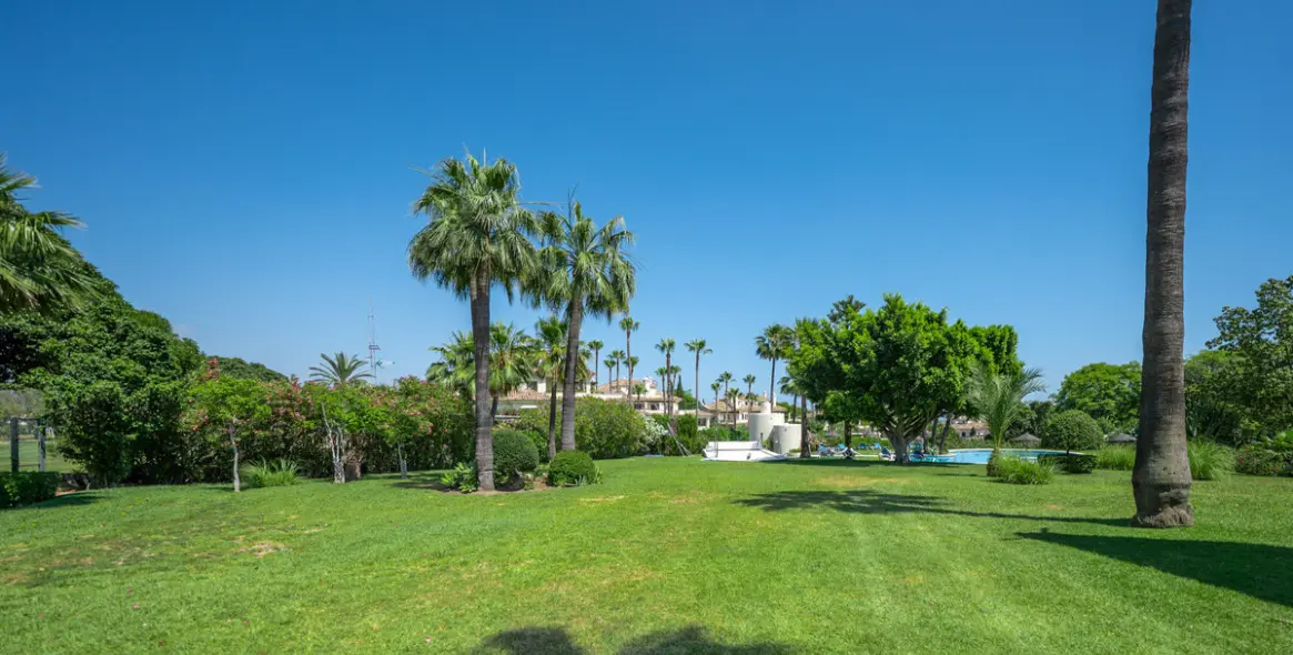 Sale of penthouse duplex in Nueva Andalucía 57